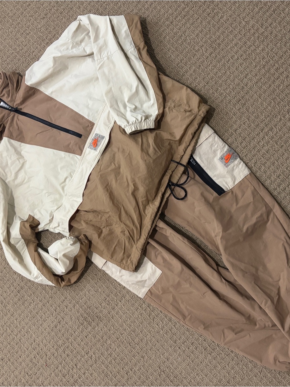 Nike Jacket AND Pants Women's Colorblock Windbreaker in Cream & Tan